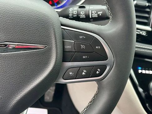 Used 2024 Chrysler Pacifica Select image 26