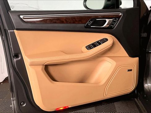 Used 2018 Porsche Macan S image 21