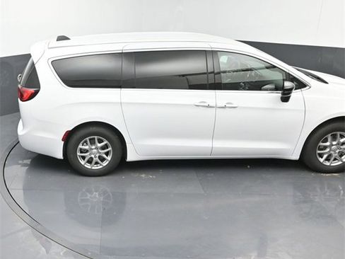 New 2026 Chrysler Voyager LX image 32
