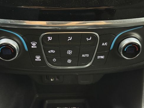 Used 2023 Chevrolet Traverse LT image 18