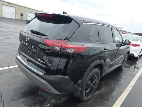 Used 2023 Nissan Rogue SV image 2