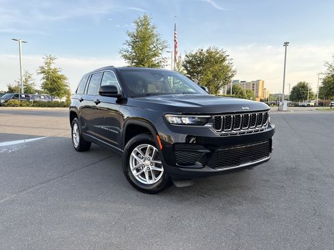 Used 2024 Jeep Grand Cherokee Laredo X w/ Luxury Tech Group I AWD/4WD image 2