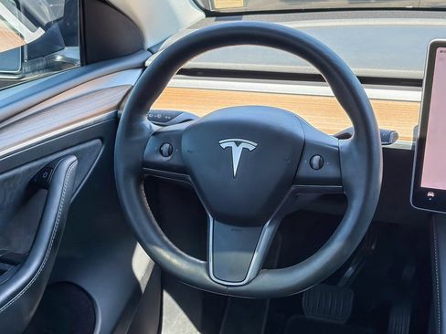 Used 2023 Tesla Model Y 2WD image 17