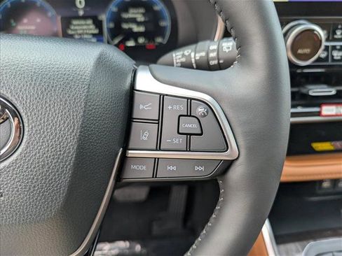 New 2025 Toyota Highlander Platinum image 21