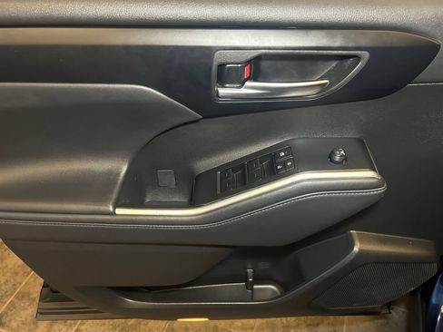 Used 2025 Toyota Highlander XSE AWD/4WD image 22