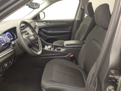 Used 2024 Jeep Grand Cherokee Laredo RWD image 17