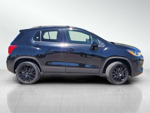 Used 2022 Chevrolet Trax LT w/ Midnight Edition image 3