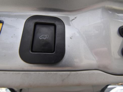 Used 2013 Toyota Sienna XLE w/ Entertainment Pkg FWD image 16