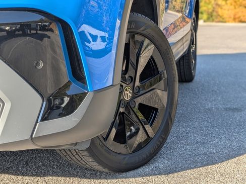 Used 2025 Volkswagen Taos SE image 35