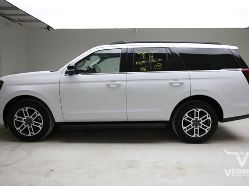 Used 2025 Ford Expedition Active AWD/4WD image 2
