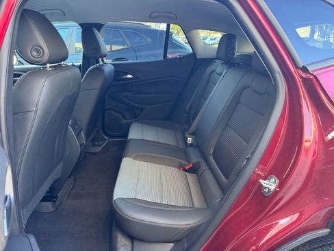 Used 2025 Chevrolet Trax LT w/ LT Convenience Package image 25