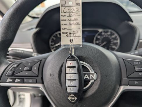 Used 2025 Nissan Altima 2.5 SV FWD image 34