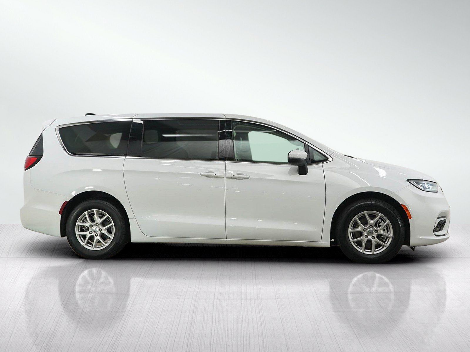 Used 2023 Chrysler Pacifica Touring-L FWD image 6