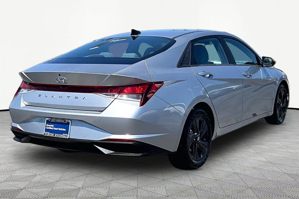 Certified 2022 Hyundai Elantra SEL FWD image 3