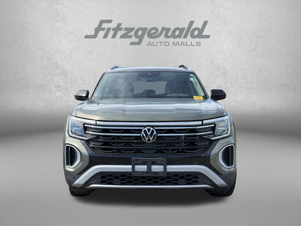 Used 2024 Volkswagen Atlas Peak Edition SE AWD/4WD image 2