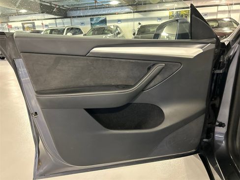 Used 2023 Tesla Model Y Long Range image 9
