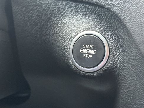 Used 2019 Volvo XC40 T4 R-Design image 24