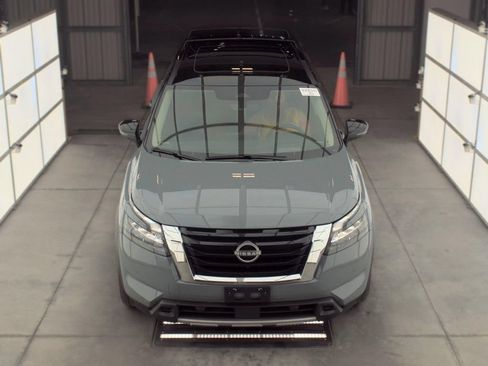 Used 2025 Nissan Pathfinder Platinum FWD image 2