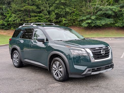 Used 2025 Nissan Pathfinder SL FWD image 11