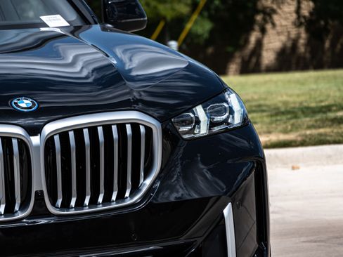 New 2026 BMW X5 xDrive50e image 6