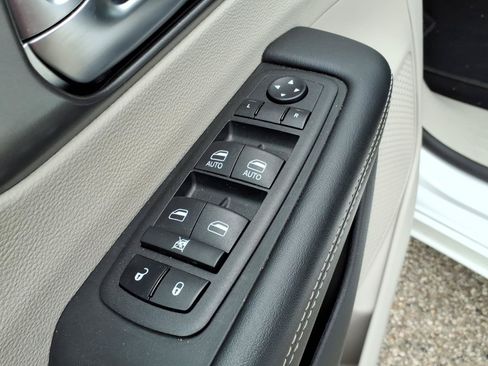 Used 2024 Chrysler Pacifica Touring-L FWD image 11