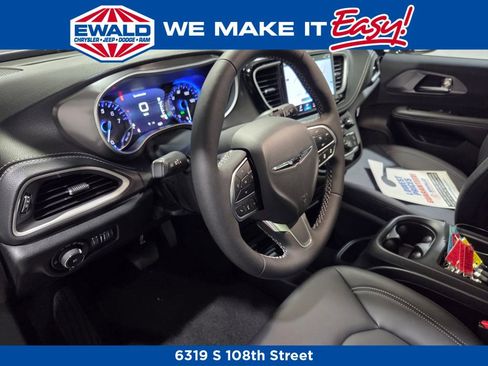 New 2026 Chrysler Pacifica Select image 5