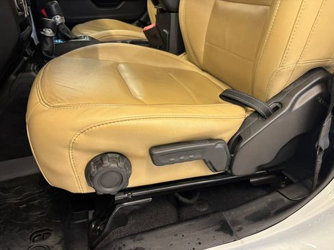 Used 2019 Jeep Wrangler Unlimited Sahara image 15