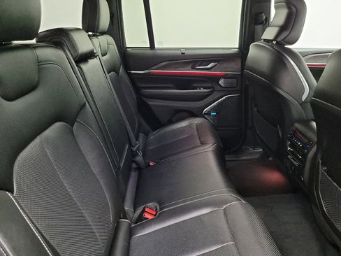 Used 2022 Jeep Grand Cherokee Overland w/ Luxury Tech Group IV image 19