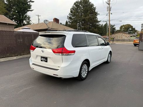 Used 2013 Toyota Sienna XLE image 4
