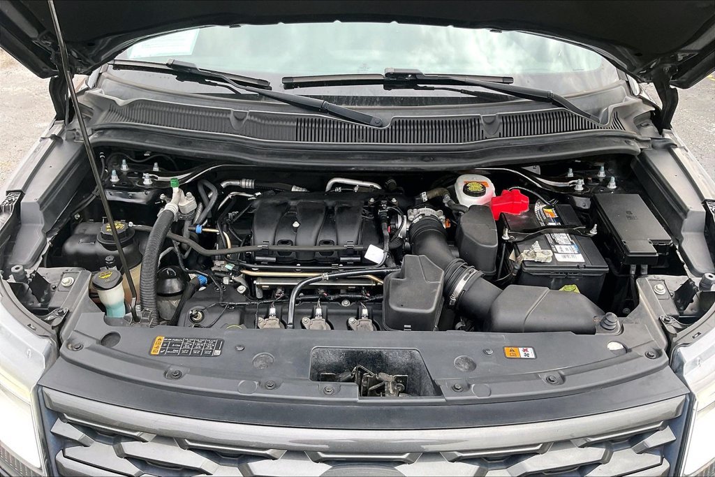 Used 2018 Ford Explorer XLT w/ Equipment Group 202A AWD/4WD image 9