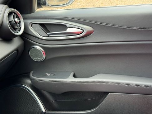 Used 2022 Alfa Romeo Giulia Veloce image 25