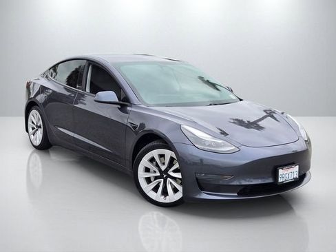 Used 2021 Tesla Model 3 Standard Range Plus image 1