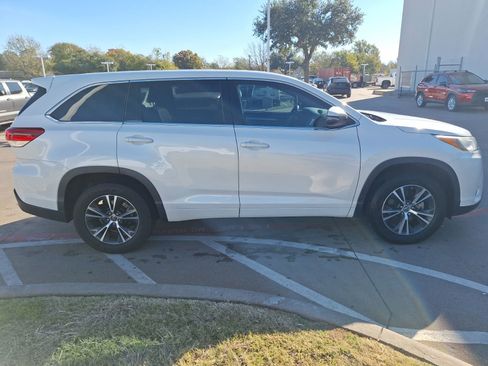 Used 2018 Toyota Highlander LE image 7