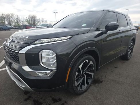 Used 2022 Mitsubishi Outlander SE image 2