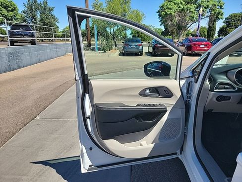 Used 2024 Chrysler Pacifica Touring-L FWD image 11
