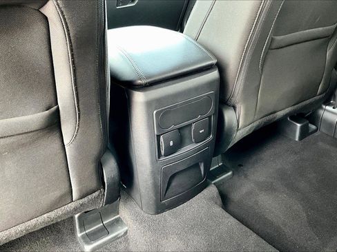 Used 2023 Ford Explorer XLT image 34