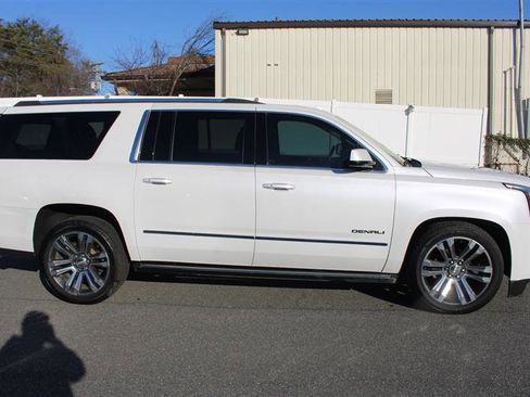 Used 2020 GMC Yukon XL Denali w/ Denali Premium Package image 9