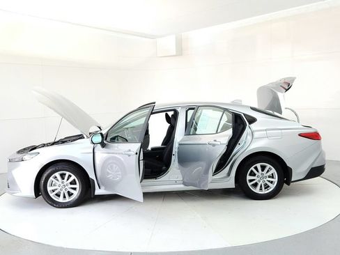 Used 2025 Toyota Camry LE AWD/4WD image 10