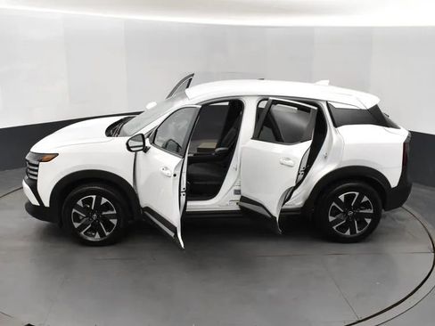 Used 2025 Nissan Kicks SV AWD/4WD image 7