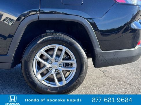 Used 2023 Jeep Grand Cherokee L Laredo image 34