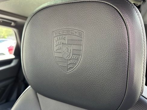 Certified 2025 Porsche Cayenne E-Hybrid AWD/4WD image 18