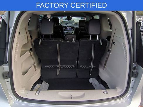 Certified 2024 Chrysler Pacifica Touring-L image 31