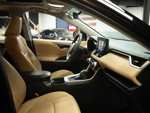 Used 2021 Toyota RAV4 XLE Premium image 13