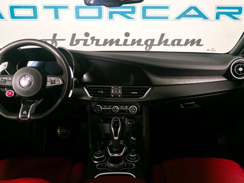 Used 2024 Alfa Romeo Giulia Quadrifoglio image 6
