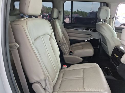 Used 2022 Jeep Wagoneer Series III w/ Premium Group I AWD/4WD image 7