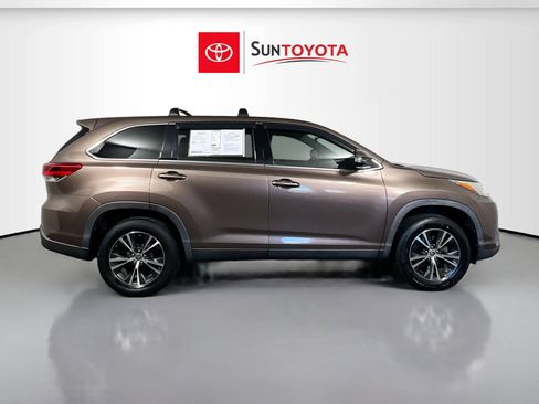 Used 2019 Toyota Highlander LE image 2