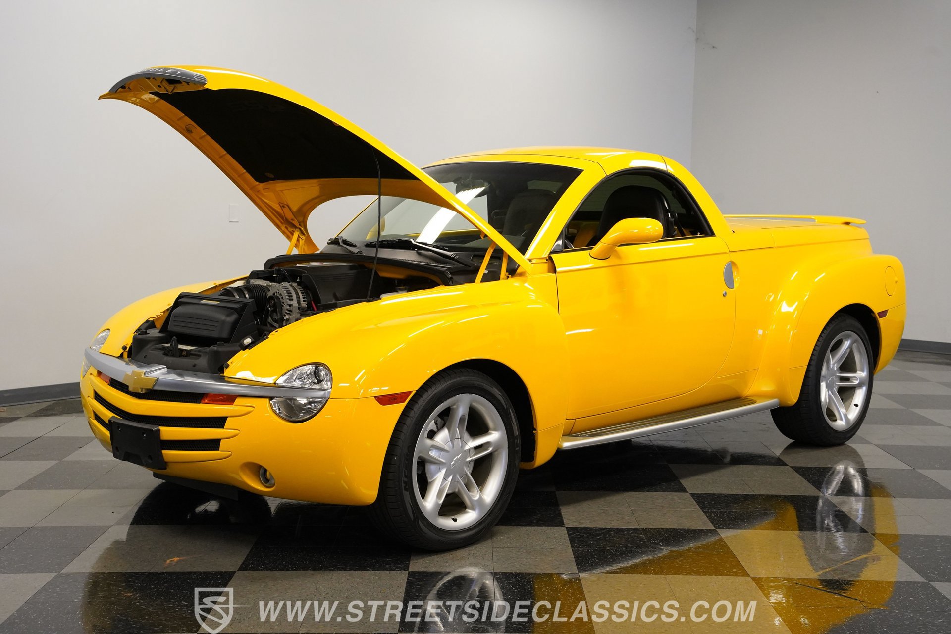Used 2004 Chevrolet SSR w/ Preferred Equipment Group RWD image 32