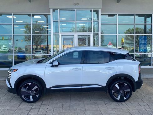 Used 2025 Nissan Kicks SR FWD image 4