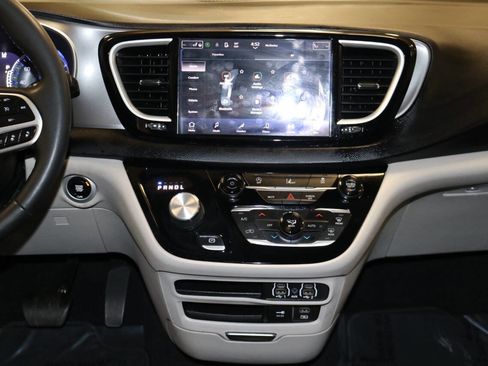Used 2023 Chrysler Pacifica Touring-L image 26