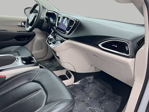 Used 2024 Chrysler Pacifica Touring-L image 64